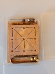 Antigo jogo Tic Tac Toe, com seis esferas e duas pinças para pegar as esferas, possui o tabuleiro em madeira e instruções em francês. Está em sua caixa original. Tamanho da caixa: 6cm X 4cm.