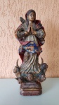 Antiga imagem sacra de Nossa Senhora da Conceição (arte barroca mineira), esculpida em madeira no século XIX, tendo de altura: 50 cm, largura: 21 cm, pesa aproximadamente 4kg. A peça contém detalhes produzidos em folha de ouro e encontra-se em bom estado de conservação, sem restauração, madeira indeterminada.