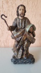 Antiga imagem de São José, com um cajado na mão, do século XIX, (arte barroca mineira), entalhada em cedro, com detalhes de folha de ouro. O item está em perfeito estado de conservação. Tendo de altura: 26cm, largura: 12 cm e pesa aproximadamente 400g.