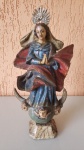 Antiga imagem de Nossa Senhora da Conceição, esculpida no século XVIII, em cedro, na região Piranga. O item contém olhos de vidro e um resplendor de prata removível. Tendo altura: 29cm, largura: 15 cm e pesa aproximadamente 600g.