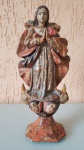 Antiga imagem de Nossa Senhora da Conceição, esculpida em cedro no século XVIII, sendo do barroco mineiro. Detalhada em policromia. Tendo de altura: 27 cm, largura: 13 cm e pesa aproximadamente 300g.