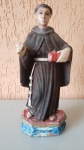 Antiga imagem de Santo Antônio, feita em cedro no século XVIII. Sua textura original da roupa foi produzida a partir de óleo de baleia, a peça está em ótimo estado, mas está faltando o menino Jesus. Tendo de altura: 30cm, largura: 13 cm e pesa aproximadamente 700g.