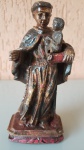 Antiga imagem de Santo Antônio com menino Jesus no braço, esculpida em cedro no século XIX. O item é rico em policromia e folha de ouro e está em perfeito estado de conservação. Tendo de altura: 15cm, largura: 7 cm e pesa aproximadamente 50g.