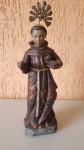 Antiga imagem de Santo Antônio, esculpida em cedro no século XIX. O item possui o braço removível e pintura policromática. Infelizmente, está faltando o menino Jesus. Tendo de altura: 27cm, largura: 9cm e pesa aproximadamente 500g.