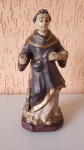 Antiga imagem de Santo Antônio, esculpida em cedro no século XIX. O item possui folha de ouro. Infelizmente, está faltando o menino Jesus.  Tendo de altura: 25cm, largura: 10cm e pesa aproximadamente 450g.