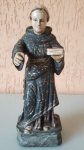 Antiga imagem de Santo Antônio, esculpida em cedro no século XIX. O item possui detalhes em sua roupa. Infelizmente, está faltando o menino Jesus.  Tendo de altura: 23cm, largura: 8 cm e pesa aproximadamente 300g.