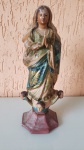 Antiga imagem de Nossa Senhora da Conceição, esculpida em cedro no século XIX. o item possui detalhes em folha de ouro e pintura policromática. A peça está em perfeito estado de conservação. Tendo de altura: 29cm, largura: 12 cm e pesa aproximadamente 400g.