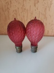 Par de lâmpadas antigas de filamento de carbono com bulbo decorativo moldado, produzidas durante a década de 1890, pela fábrica de Gabriel & Angenault na França. Essa é uma peça rara, os itens foram os primeiros modelos antes da empresa mudar alguns detalhes do produto. Tendo de altura: 12 cm e diâmetro: 20cm.