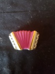 Antiga miniatura de sanfona de porcelana produzida na cidade de Limoges, França . O item possui detalhes em dourado e está em excelente estado de conservação. Tendo de altura: 2cm, largura: 3cm.
