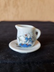 Antiga miniatura de xícara com pires pintada a mão. Xícara: altura: 2cm e largura: 1,5cm. Pires: diâmetro: 3 cm.