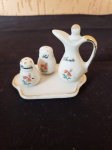 Antiga miniatura de galheteiro de porcelana pintada a mão, possuindo 4 itens em perfeito estado de conservação. Azeite: altura: 5cm, largura: 3cm; Pimenta: altura: 2,5, largura 1,5; Sal: altura: 2,5, largura:1,5; Bandeja: 7X5.