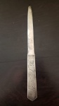 Antigo abridor de correspondência datado de 1957. Comprimento: 21cm.