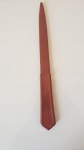 Antigo abridor de correspondência, seu material é parecido com plástico. Comprimento: 25cm.