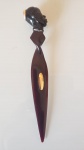 Antigo abridor de correspondência com escultura Africana no topo com detalhes folheado a ouro. Comprimento: 16cm.