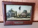 Cartão postal da Praça Marechal Floriano no Rio de Janeiro, foto do Teatro Municipal no ano de 1910. O quadro possui o vidro abaulado. Altura: 12cm, largura: 16cm.