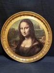 Objetos Decoração - ANTIGO PRATO COM PINTURA DE MONALIZA - TAMANHO: 32 X 32 cm.