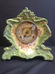 RELÓGIO DE CORDA - WEL - GILBERT CLOCK CO CONN - Fabricação AMERICANA - Patente de Abril de 1896 - Fabricação 1903 - Série 423 - De Faiança <<<< TODO ORIGINAL >>>> Dimensões 32 cm X 31 cm - Largura 14 cm - Cor verde - Com chave para dar corda 8 dias - Semi carrilhão - 30 cm X 30 cm - Funcionando - Excelente estado de conservação.