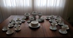 ANTIGO JOGO DE PORCELANA POLONÊS DA MARCA KPM - Bordas douradas com pequenas pinturas e alto relevo. Pouco usado, em perfeito estado de conservação <<<< Década de 40, aproximadamente >>>> CONTÉM AS SEGUINTES PEÇAS: 1 Bule de chá (1 LITRO) --- 1 Bule de café (1 litro) - 1 Bule de leite (1 litro) --- 1 Açucareiro --- 1 Manteigueira --- 1 Prato para bolo grande --- 10 Pratos de sobremesa --- 10 Xícaras com pires de chá --- 10 Xícaras com pires de café.