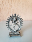 Estátua em miniatura da Deusa Hindu, Shiva, dentro do círculo de fogo. Altura: 9,5cm largura: 7cm.