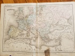 ATLAS GROSSELIN-DELAMARCHE - DE GEOGRAFIA, FÍSICA, POLÍTICA E HISTÓRIA, seus criadores foram, Augustin Grosselin (1800-1878) e Alexandre Delamarche (1815-1884). Esse é um mapa francês representando o mundo do século XVIII, mas foi impresso no começo do século XIX, mostra a Europa no século XVI na época de François I. Tamanho: 48 x 34 cm.
