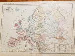 ATLAS GROSSELIN-DELAMARCHE - DE GEOGRAFIA, FÍSICA, POLÍTICA E HISTÓRIA, seus criadores foram, Augustin Grosselin (1800-1878) e Alexandre Delamarche (1815-1884). Esse é um mapa francês representando o mundo do século XVIII, mas foi impresso no começo do século XIX, mostra o mapa etnográfico da Europa em 1888, classificando os povos da Europa. Tamanho: 48 x 34 cm.