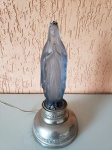 Antiga luminária de Nossa Senhora de Lurdes feita em vidro azul e base de metal, contendo detalhes de flores e uma cora de pedras. Por baixo possui uma lâmpada. Fio: 1m; Imagem: 20 x 6cm; Base: 9 x 13cm.