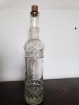 Antiga garrafa de vidro possuindo contrastes simétricos. Tamanho: alt: 34cm ; base: 7cm.