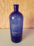 Centenária garrafa azul cobalto de armazenar produto químico, no caso do item seria, éter de enxofre. Deppermann & Thiel era uma pequena empresa na cidade de Hamburgo na Alemanha, seus criadores eram judeus.  Tamanho: alt: 29cm; base: 11cm.