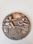 Medalha de corridas com obstáculos. Tamanho: diâmetro: 10cm.