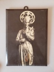 Imagem de São Geraldo, feita de celuloide, do século XIX. O item possui um pequeno defeito na parte inferior.Tamanho: 22 x 16cm.