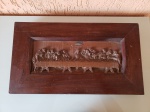 Antiga Santa Ceia feita em metal e com moldura de madeira de lei. O item tem um gancho na parte de trás para ser pendurado na parede. Está em ótimo estado de conservação.Tamanho: 44 x 25cm.