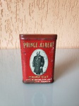 Antiga caixa de tabaco americano em ferro do começo da  década de XX , do antigo hospital militar americano em Saint-Parize-Le-Châtel na França. No item possui a foto do Príncipe Albert.Tamaho: alt: 12,5cm; comp: 8cm; larg: 2cm.
