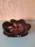 Antigo centro de mesa de cristal murano, moldado com bordas arredondadas, possuindo cores vermelho e preto. Produzida pela empresa "Cristais São Marcos", de Poços de Caldas. Altura: 8cm; Largura: 23cm; Peso: 2kgs.