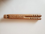 Antiga dvojnice (instrumento de sopro, semelhante a uma flauta) entalhada em madeira, originária da região da Bósnia-Herzegovina. Comprimento: 32,5cm; Largura: 5cm.