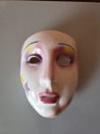 Antiga máscara estilo venesiana, feita em porcelana, é decorada com maquiagem colorida e desenhos de estrelas. Tamanho: 18cm; Comprimento: 14cm; Profundidade: 9cm.