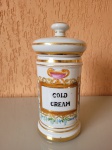 Antigo pote de farmácia do século XIX, feito em porcelana e pintado à mão, com desenhos em folha de ouro. A peça era usada para colocar cold cream. Altura: 24cm; Diâmetro: 10cm.
