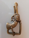 Antiga fivela em forma de arma "colt 45 antiga" . Feita em bronze, a peça tem uma patente em seu interior "71233". Comprimento: 8cm; Largura: 3cm.