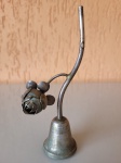 Antiga sineta em formato de galho de roseira, banhado à prata, com pêndulo funcionando. A peça está em ótimo estado de conservação. Altura: 13cm; Diâmetro do sino: 3,5cm.