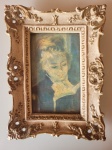 Antiga gravura, réplica da obra "A leitora", de Renoir, com uma imponente moldura, feita em madeira. A peça é aproximadamente dos anos 40. Altura: 19cm; Comprimento: 14cm; Largura: 2cm.