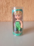 Antiga boneca Lily Lime, dos anos 70. A peça está em sua embalagem original, mas infelizmente falta o fundo da caixa, deixando a boneca exposta. Altura: 10cm; Diâmetro: 4,5cm.
