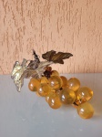 Antigo cacho de uvas, com folhas feitas em lata dourada e uvas de acrílico de cor amarela, preso por arames. A peça é dos anos 60 e está em bom estado de conservação. Altura: 12cm; Comprimento: 18cm; Largura: 10cm.