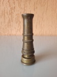 Antigo esguicho de mangueira, feito em bronze, pela empresa americana "Eclipse", na década de 40. A peça tem entrada de rosa 3/4 de polegada. Altura: 10cm; Diâmetro: 3cm.
