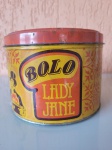 Antiga lata da Kibon, do bolo Lady Jane, dos anos 80. A pintura está pouco desgastada. Altura: 11,5cm; Diâmetro: 16cm.