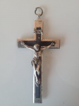 Antigo crucifixo em metal cromado. A peça é centenária. Altura: 11cm; Comprimento: 5,5cm.