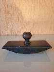 Antigo mata borrão preto de madeira de lei. Altura: 7cmLargura: 6cmComprimento: 16cm