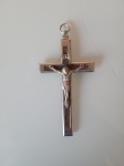 Antigo crucifixo de metal, com parte em madeira, com gravação na parte de trás "indulgência de Jerusalém". A peça está em perfeito estado de conservação. Altura: 9cm; Comprimento dos braços: 5cm.