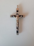 Antigo crucifixo centenário em metal prateado, com detalhes em madeira de lei. A peça se encontra em perfeito estado de conservação. Altura: 9,5cm; Comprimento dos braços: 5cm.