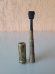 Antiga e rara piteira em metal amarelo. A peça é centenária e se encontra em perfeito estado de conservação e está toda original. Altura fechada: 3cm; Altura aberta: 8cm.
