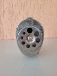 Antigo apontador Boston multiuso americano, para tipos diferentes de lápis. A peça é feita em metal cromado e é funcional, tendo uma manivela. Altura: 10cm; Comprimento: 10cm; Largura: 6,5cm.