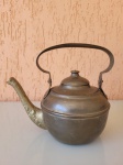 Antiga chaleira em metal amarelo com aproximadamente 70 anos. O item se encontra em perfeito estado de conservação. Tamanho: Boca: 5cm; Diâmetro da base: 8,5cm; Altura: 15cm.